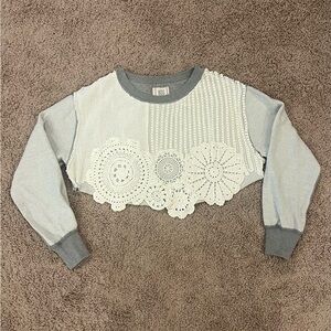 Kimchi Blue Maryn Doily Cropped Crew Neck Sweatshirt Small NWT